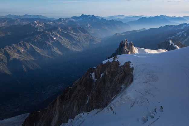 Aiguille du Midi van Montblanc du Tacul in het avondlicht in de Franse Alpen Chamonix MontBlanc Frankrijk