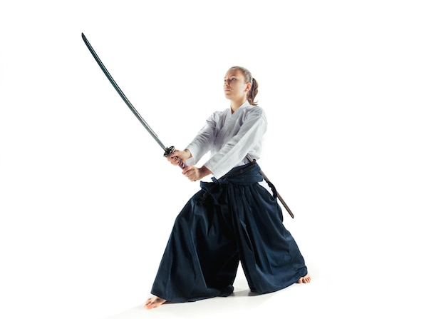 Il maestro di aikido pratica la postura di difesa