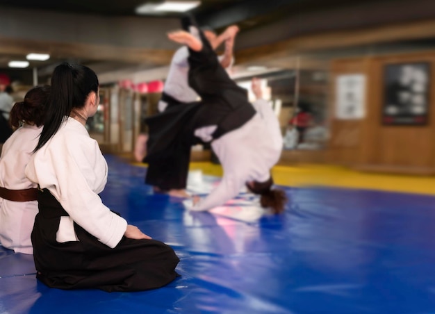 Айкидока использует технику суставного захвата противника во время тренировки айкидо.