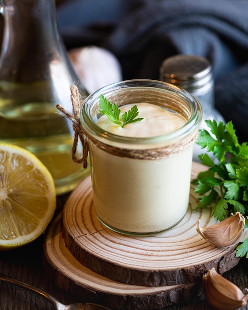 Aioli saus in een glazen pot op een houten achtergrond selectieve focus