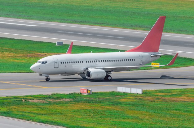 Aiplane op de landingsbaan na de landing, taxiënd naar de terminal op de luchthaven.