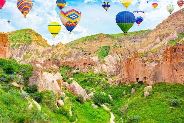 写真 カッパドキアの愛の谷トルキエのユニークな自然の場所の気球