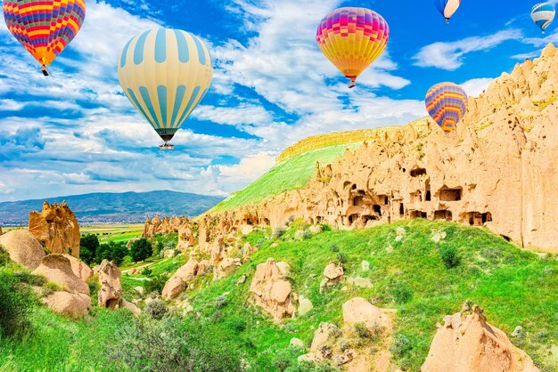 写真 カッパドキアの愛の谷トルキエのユニークな自然の場所の気球