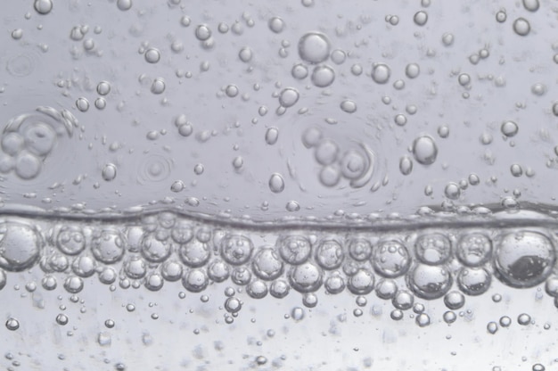 Пузырьки воздуха в прозрачной жидкости крупным планом микро