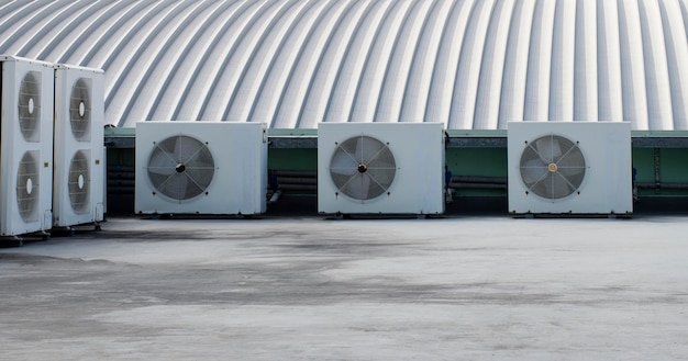 写真 屋上の建物の空気圧縮機