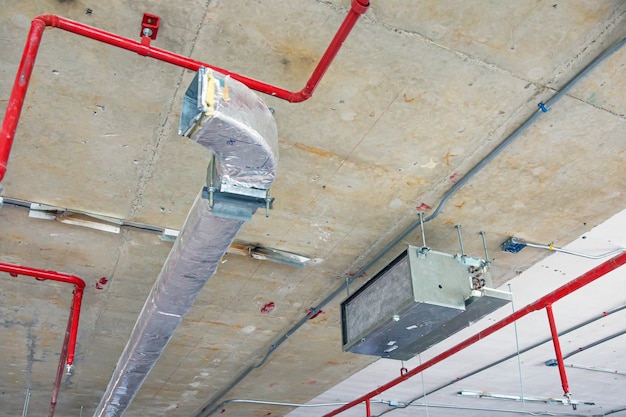 天井下に設置するためのエアダクト付きの空調。