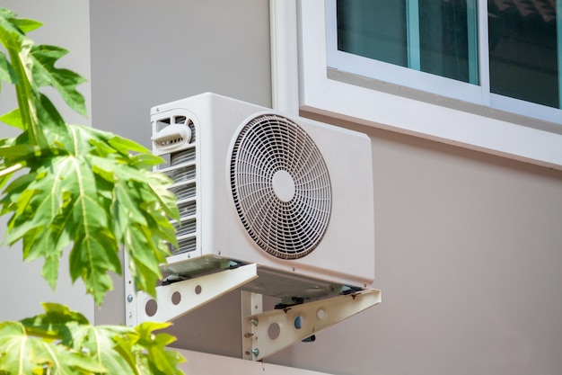 Condizionatore d'aria compressore unità esterna installata all'esterno della casa