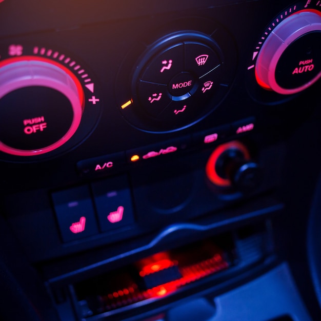 자동차 내부의 에어컨 버튼 새 차의 기후 제어 AC 장치 현대 자동차 내부 세부 정보