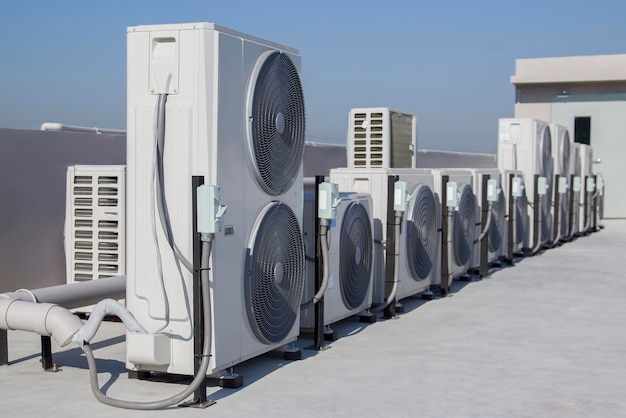 Кондиционер HVAC установлен на крыше промышленного здания