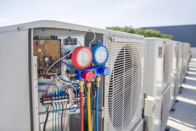 ゲージを使用して冷媒をチェックし、冷媒を追加する空調 HVAC サービス技術者