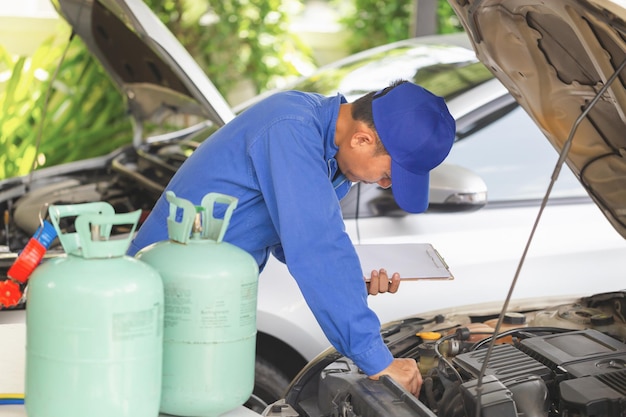 Foto riparazione dell'aria condizionata tecnico controllato sistema di aria condizionata auto ricarica del refrigerante