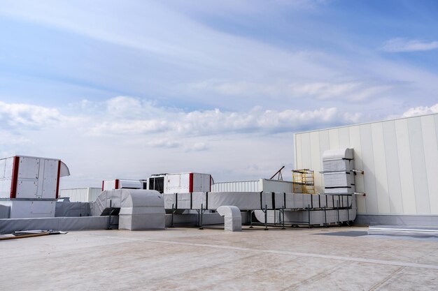 Foto l'impianto di climatizzazione e ventilazione di un grande stabilimento industriale