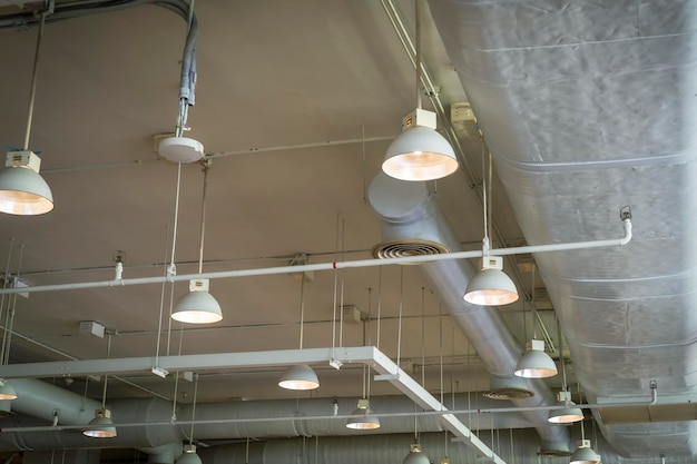 写真 建物のエアコン管の天井とランプ