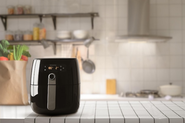 Foto macchina di friggitore ad aria per cucinare patate fritte in cucina stile di vita della nuova cucina normale