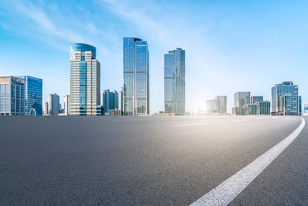 アスファルト道路とオフィスビル 現代都市の商業建物
