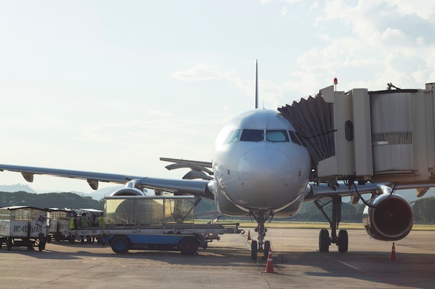 L'aereo aereo prepara il trasporto passeggeri del sacco di carico