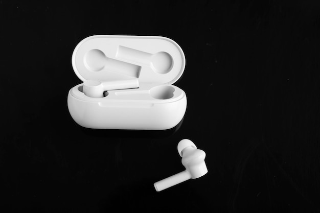 Air Pods или наушники-вкладыши с чехлом для беспроводной зарядки