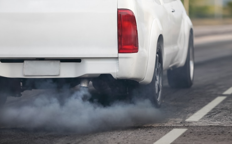 Photo air pollution crisis in city from diesel vehicle exhaust pipe on road