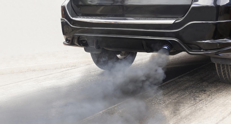 Photo air pollution crisis in city from diesel vehicle exhaust pipe on road