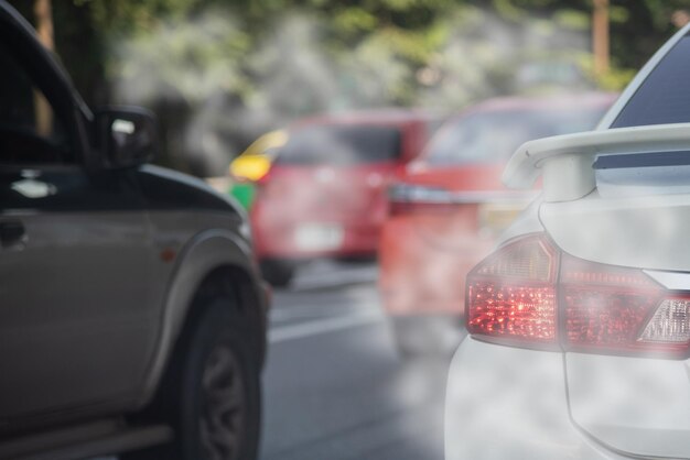 Photo air pollution from car exhaust smoke traffic in the city reducing global warming pollution and carbon dioxide from engine combustion