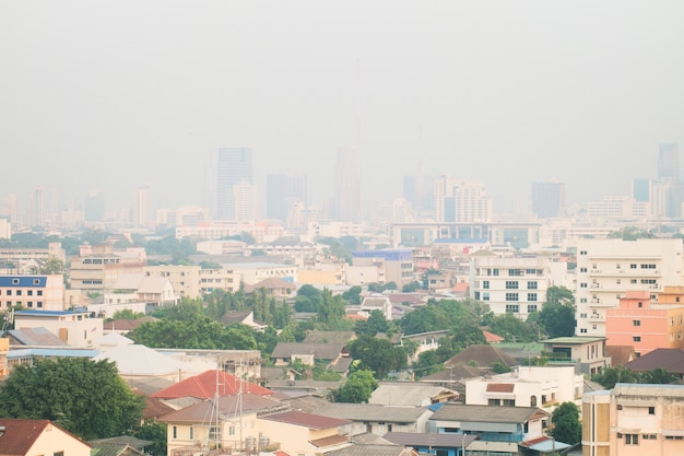 먼지가 많거나 PM2.5 입자의 대기 오염은 태국 방콕의 표준을 초과합니다.
