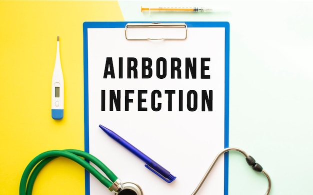 아름다운 배경의 의료 폴더에 있는 레터헤드의 AIRBORNE INFECTION 텍스트