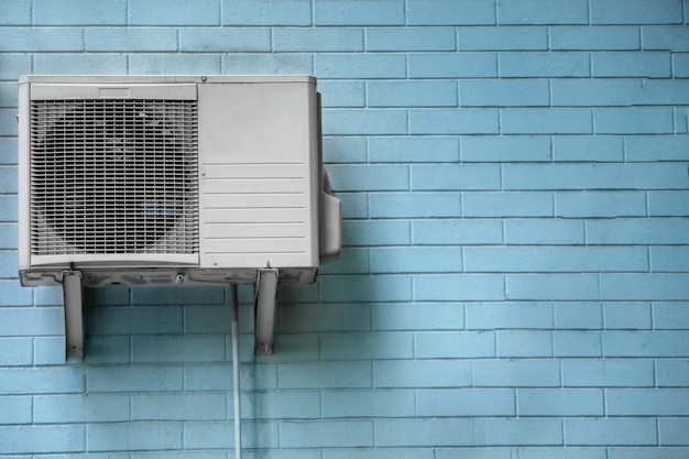 Airconditioner op de muur van buiten bouwen