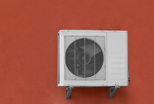 Airconditioner op de muur van buiten bouwen