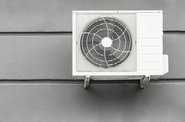Airconditioner op de muur van het gebouw buitenshuis