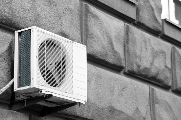 Airconditioner op de muur van het gebouw buitenshuis