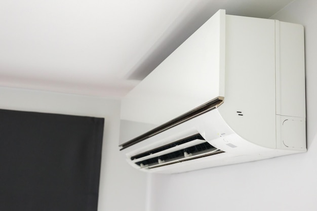 Airconditioner op de witte binnenlandse achtergrond van de muurruimte