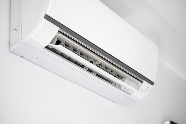 Airconditioner op de witte binnenlandse achtergrond van de muurruimte