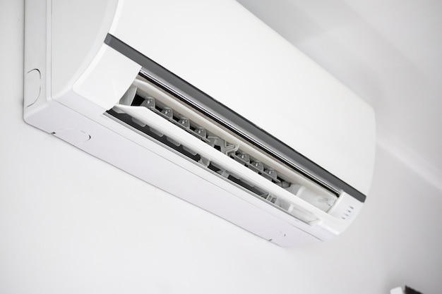 Airconditioner op de witte binnenlandse achtergrond van de muurruimte