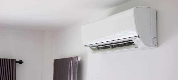 Airconditioner op de witte binnenlandse achtergrond van de muurruimte