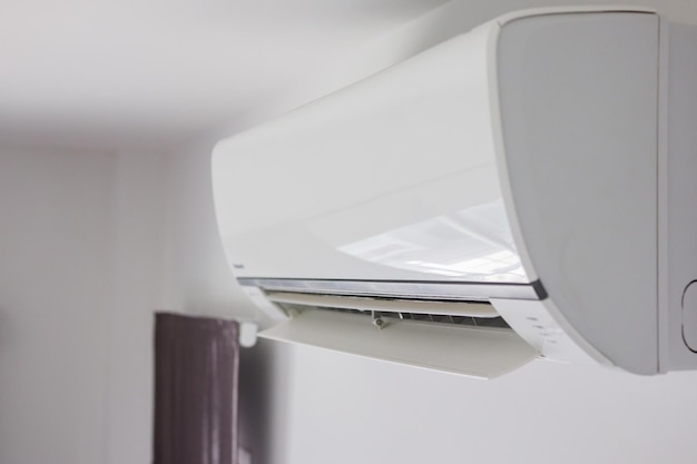 Airconditioner op witte muur kamer interieur achtergrond