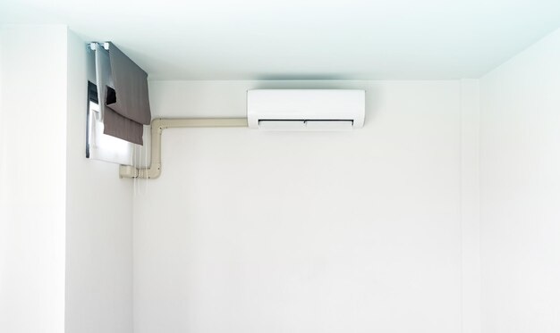 Airconditioner op witte muur