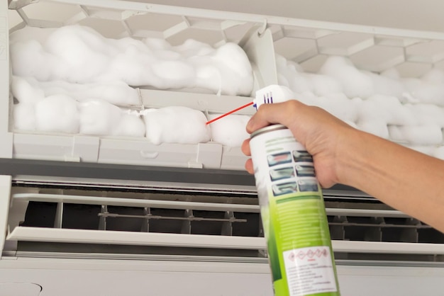 Airconditioner reinigen met spray schuimreiniger