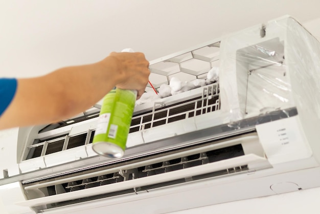 Airconditioner reinigen met spray schuimreiniger