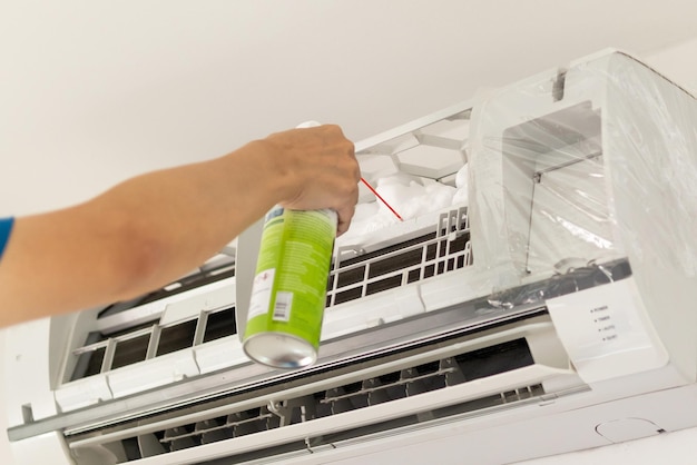 Airconditioner reinigen met spray schuimreiniger