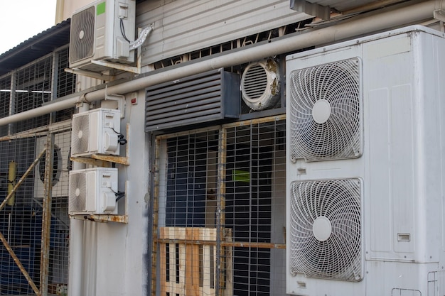 Airconditioning aan de muur van het gebouw