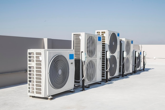 airconditioning buitenunit compressor installeren buiten het gebouw