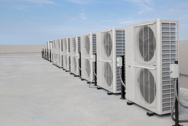 Airconditioning HVAC op het dak van een industrieel gebouw met blauwe lucht en wolken