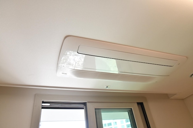 Foto airconditioning luchtstroom plafondventilatie gipsplaatnaden boven het hoofd