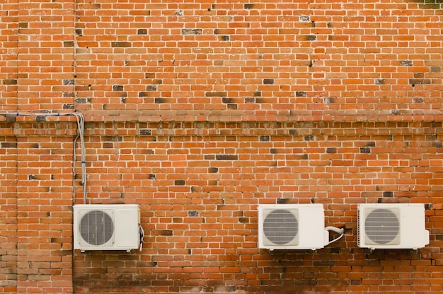 Airconditioning op een achtergrond van oude rode bakstenen muur