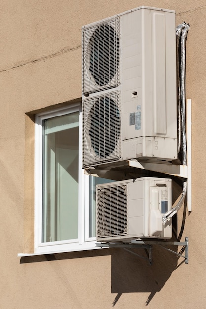 Airconditioning unit centraal split systeem hangend buiten het gebouw