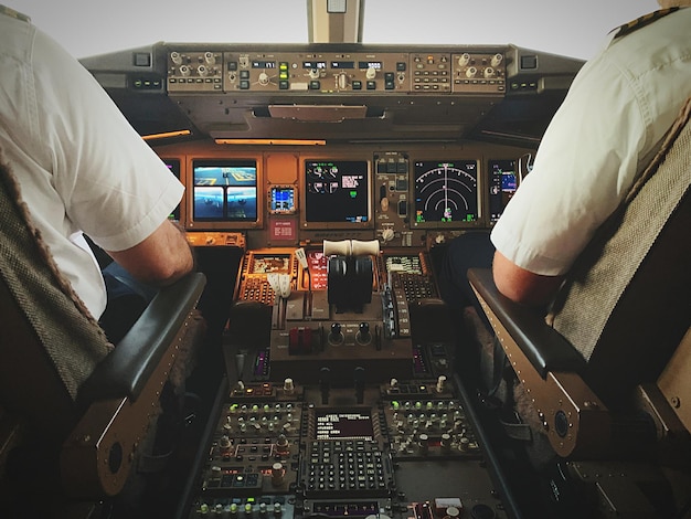 Foto aeromobile boeing 777 cabina di pilotaggio e equipaggio