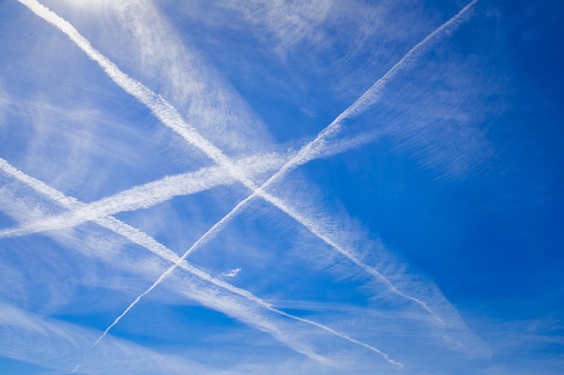 Photo aircraft contrails over blue sky