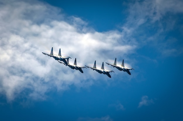 航空機の戦闘機は空の雲の背景を吸います。