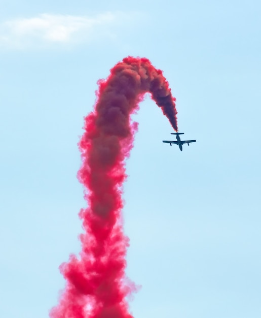 航空機の戦闘機は空の雲の背景を吸います。