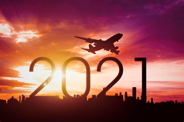 2021年の数字と都市の上空を飛ぶ航空機